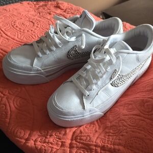 Nike White Low-Top Women's Sneakers with Patterned Swoosh